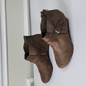 Arabella  women brown suede wedge ankle boots size 7.5